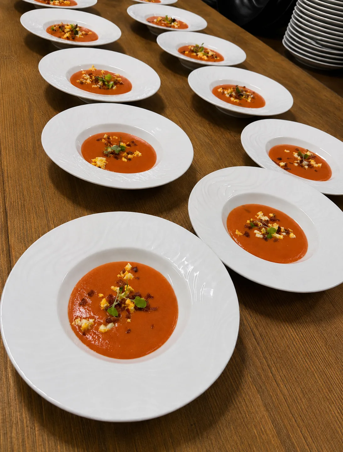 Servicio de catering con platos de gazpacho preparados para evento en Toledo