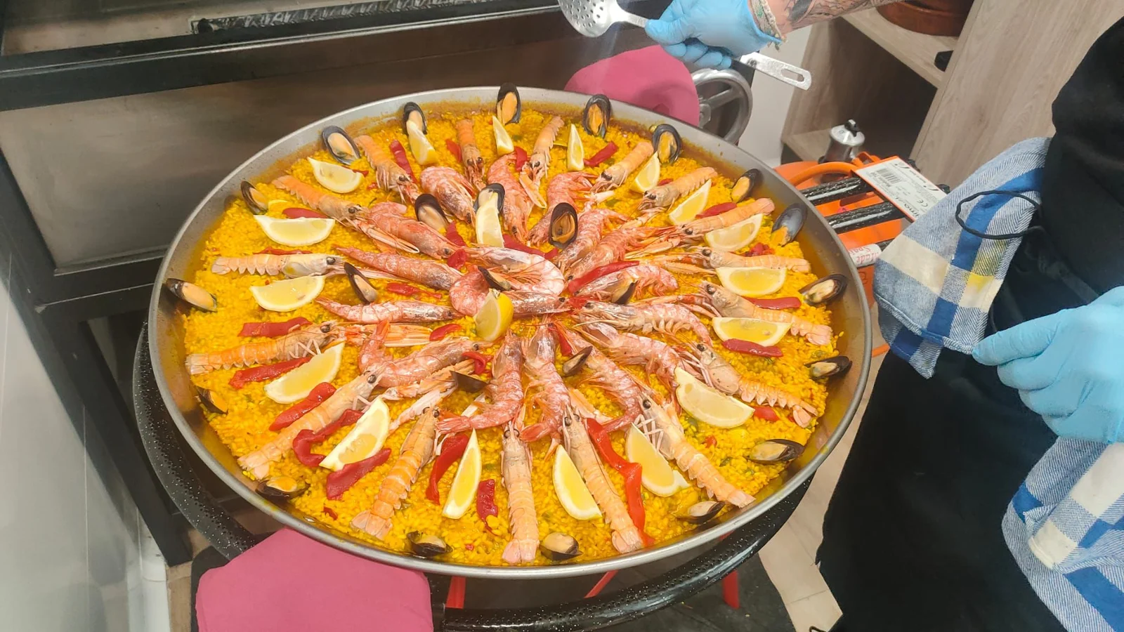 Paella premium servida en evento